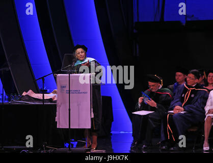 Après plus d'une semaine de protestation et de controverse, CUNY School of Public Health a tenu des cérémonies dans Harlem's Apollo Theatre avec l'ancien président de l'Arab American Association of New York, Linda Sarsour, donnant un vibrant discours. En plus de Mme Sarsour, le maire Bill De Blasio, l'épouse Chirlane McCray a reçu un diplôme honorifique pour son travail dans le domaine de la santé mentale, & NYC Commissaire chargé de la Santé, Mary Travis Bassett a été honoré du titre de Champion du doyen de la santé publique. À l'extérieur, le long de la 125 rue, plusieurs dizaines de manifestants représentant les pour et contre des positions détenues vigile. (Photo de Banque D'Images