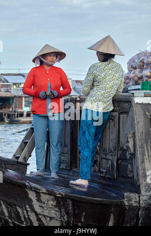 Les femmes de chapeaux coniques sur le bateau au marché flottant de Cai Rang, Can Tho, Delta du Mékong, Vietnam Banque D'Images