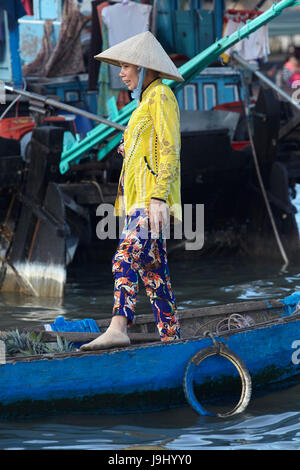 Femme au chapeau conique sur le bateau au marché flottant de Cai Rang, Can Tho, Delta du Mékong, Vietnam Banque D'Images