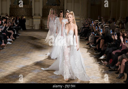 NEW YORK, NY - 21 Avril 2017 : Modèles à pied la piste au printemps 2018 Berta Suite Nuptiale Collection défilé lors de la Fashion Week de NY Suite Nuptiale Banque D'Images