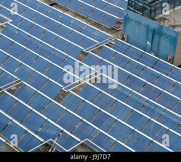 L'eau panneaux solaires installés sur un toit plat Banque D'Images