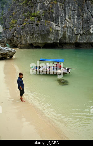 Femme avec boutique flottante, Ha Long Bay (site du patrimoine mondial de l'Unesco ), Province de Quang Ninh, Vietnam Banque D'Images