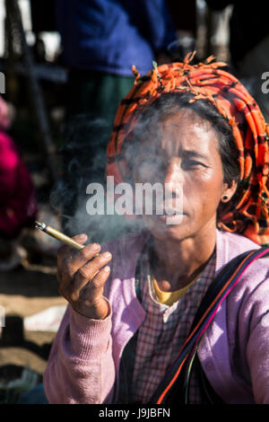 Myanmar, au Lac Inle, Iwama Ville, femme fumant Banque D'Images