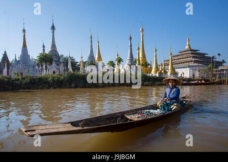 Myanmar, au Lac Inle, Iwama Ville, vendeur de souvenirs Banque D'Images