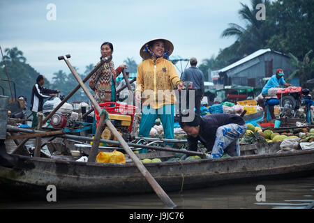 Les femmes sur les bateaux au Marché Flottant Phong Dien, près de Can Tho, Delta du Mékong, Vietnam Banque D'Images