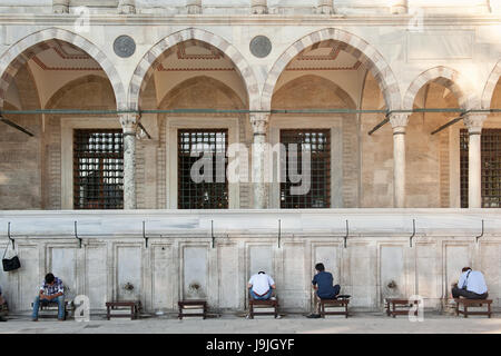 Les hommes des ablutions, nouvelle mosquée, Istanbul Banque D'Images