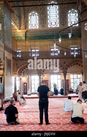 Les hommes de prier dans la mosquée Sultan Ahmed Banque D'Images