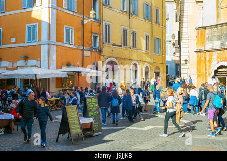 ROME, ITALIE - Nov 01, 2016 : les gens marcher sur rue de la vieille ville de Rome. Rome est la 3ème ville la plus visitée de l'UE, après Londres et Paris, et réc Banque D'Images