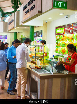 Singapour - Jan 16, 2017 : Les gens de la nourriture populaire située à Singapour. Des stands de nourriture bon marché sont nombreux dans la ville de sorte que la plupart des Singapouriens à dîner à l'extérieur Banque D'Images