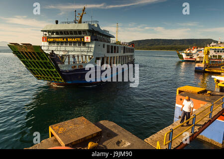 Le port de Gilimanuk, la Banque D'Images
