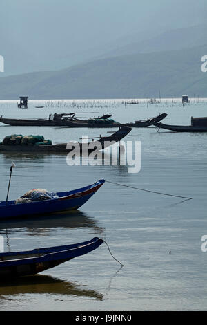 Bateaux de pêche sur un tour de barrage, par Lang Co, province de Thua Thien-Hue, la côte centrale du nord du Vietnam, Banque D'Images