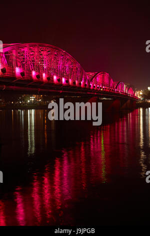 Phares sur pont Trang tien à travers la rivière des Parfums, de la teinte, la côte centrale du nord du Vietnam, Banque D'Images