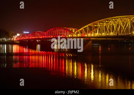 Phares sur pont Trang tien à travers la rivière des Parfums, de la teinte, la côte centrale du nord du Vietnam, Banque D'Images