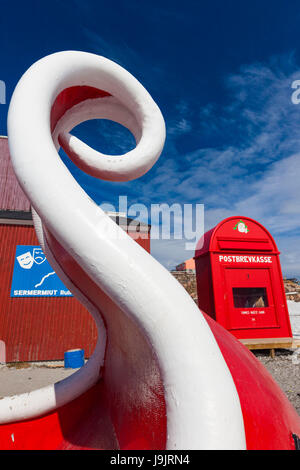 Le Groenland, baie de Disko, Ilulissat, Santa's Sleigh géant et Santa's Boîte aux lettres géantes Banque D'Images