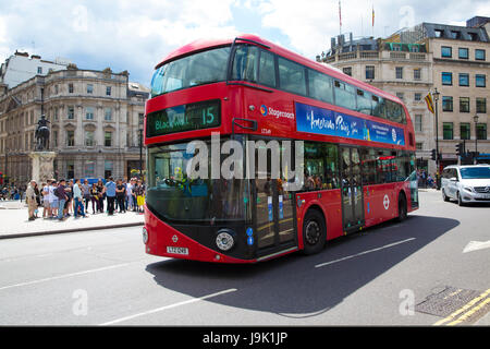 Red London Transport bus à Trafalgar Square London Banque D'Images