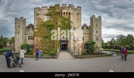 Hever Castle, Angleterre - Avril 2017 : les touristes en face de l'Hever Castle situé dans le village d'Hever, Kent, construit au 13e siècle, histori Banque D'Images