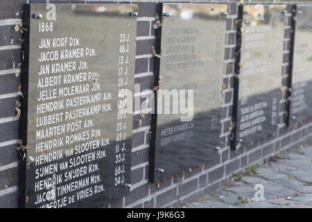Monument aux morts situé à Urk, Pays-Bas, un hommage à tous les hommes qui ont péri en mer. Les plaques sur le mur indique les hommes dans l'année où ils ont été perdus. Banque D'Images