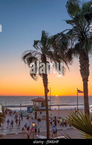 Les gens marchent le long de la promenade sur la plage au coucher du soleil de Manhattan, Los Angeles. La Californie. Banque D'Images