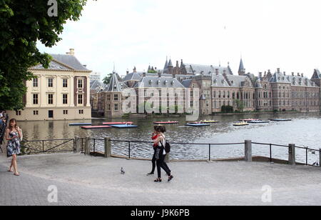 Binnenhof, Den Haag, Pays-Bas. Le parlement néerlandais historique et des bâtiments du gouvernement. Panorama. Korte Vijverberg Hofvijver à l'étang. Printemps 2017 Banque D'Images