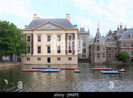 & Het Mauritshuis Torentje (petite tour), des bureaux de Premier ministre néerlandais Mark Rutte, La Haye (Den Haag), Pays-Bas. Étang Hofvijver, mai 2017. Banque D'Images