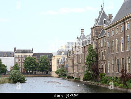 Buitenhof, La Haye (Den Haag), Pays-Bas. Étang Hofvijver. Binnenhof, siège du parlement néerlandais et de gouvernement Banque D'Images