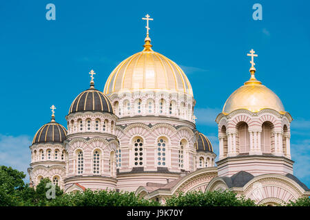 Riga Cathédrale Nativité du Christ - Célèbre église et Monument. Dômes jaune doré sur fond de ciel bleu ensoleillé à la saison d'été Banque D'Images