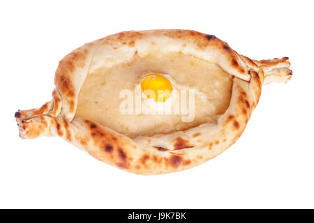 Khachapuri adjar avec oeuf isolé sur fond blanc Banque D'Images