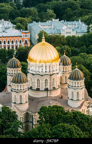 Riga, Lettonie. La ville de Riga. Vue supérieure de la Nativité du Christ de Riga - La cathédrale célèbre église et Monument en soirée d'été. Dômes jaune doré. Banque D'Images