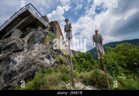 Impalement Vertical scène devant Château Poenari sur plateau du mont Cetatea, Roumanie, un des principaux forteresse de Vlad III Empaleur Banque D'Images