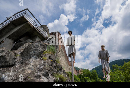 Impalement Vertical scène devant Château Poenari sur plateau du mont Cetatea, Roumanie, un des principaux forteresse de Vlad III Empaleur Banque D'Images