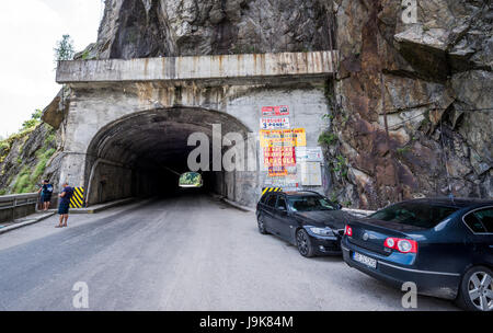 Tunnel de Transfagarasan road à côté de barrage barrage de Vidraru Roumanie - achevé en 1966 sur l'Arges River, Lac Vidraru crée Banque D'Images