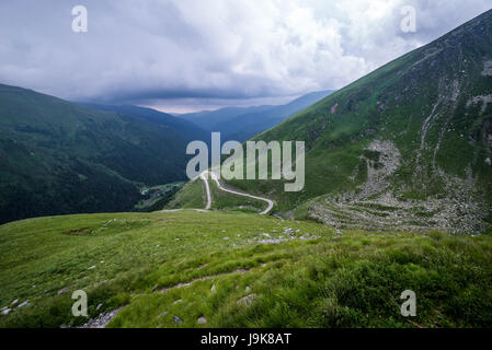 Vue aérienne avec la route Transfagarasan (DN7C également connu sous le nom de Ceaușescu's Folly) traverser la partie sud de la chaîne des Carpates en Roumanie Banque D'Images