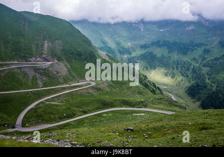 Transfagarasan Road (DN7C également connu sous le nom de Ceaușescu's Folly) traverser la partie sud de la chaîne des Carpates en Roumanie Banque D'Images