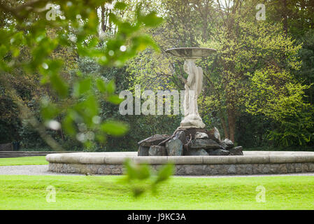 L'Irlande, Dublin, Iveagh Gardens, statue ailée Banque D'Images