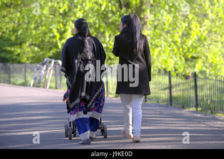 Glasgow parc Kelvingrove asiatiques scènes ensoleillées de marche Banque D'Images
