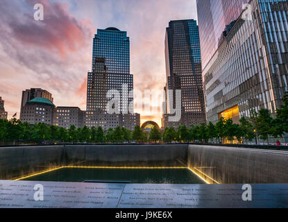 9/11 Memorial, le 11 septembre National Memorial & Museum au coucher du soleil, New York Banque D'Images