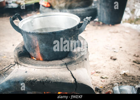 Ancienne casserole en aluminium sur la cuisinière. eau bout pour cuisiner dans hut à la campagne. local et la cuisine vintage style de vie. Banque D'Images