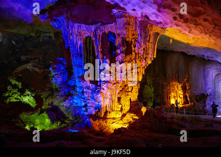 Formations calcaires et les touristes, la grotte Surprise (Hang Sung Sot Cave), Ha Long Bay (site du patrimoine mondial de l'Unesco ), Province de Quang Ninh, Vietnam Banque D'Images