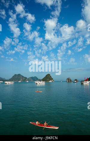 Kayaks, bateaux de croisière, et le calcaire karst, Ha Long Bay (site du patrimoine mondial de l'Unesco ), Province de Quang Ninh, Vietnam Banque D'Images