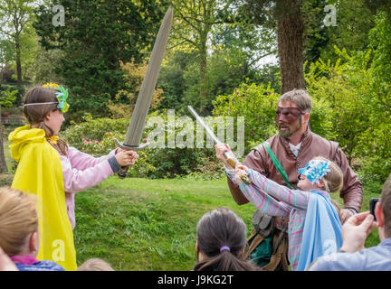 Hever Castle, Angleterre - Avril 2017 : Des enfants jouant avec des épées pendant la lecture à la journée mai festival au Château de Hever, Kent, England, UK Banque D'Images