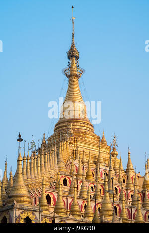 Belle pagode bouddhiste, Thanboddhay Phaya à Monywa, Myanmar, en Asie du sud-est Banque D'Images