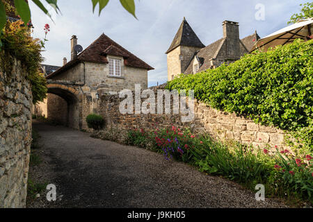 France, Corrèze, Saint Robert, étiqueté Les Plus Beaux Villages de France (Les Plus Beaux Villages de France), porte fortifiée et Pavillon de Noai Banque D'Images