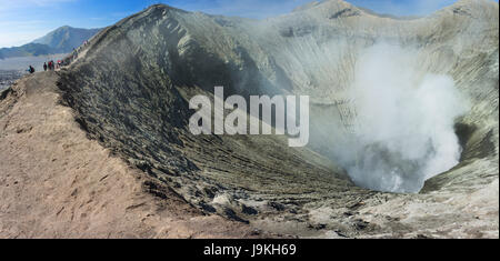 Bromo cratère Panorama vocalno avec du gaz de fumée, de l'Est de Java, Indonésie Banque D'Images