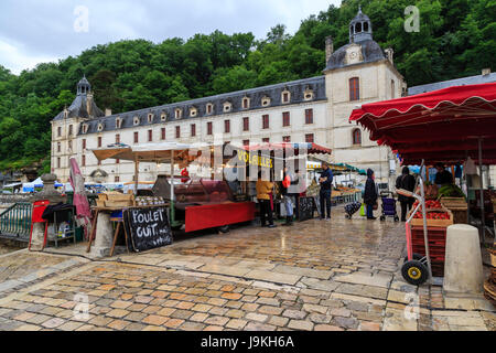 France, Dordogne, Brantome, l'abbaye Saint-Pierre de Brantôme un jour de marché Banque D'Images