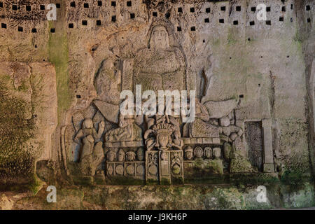 France, Dordogne, Brantome, l'abbaye Saint-Pierre de Brantôme, grotte ou culte du Jugement dernier, les trous sur le dessus est un pigeonnier Banque D'Images