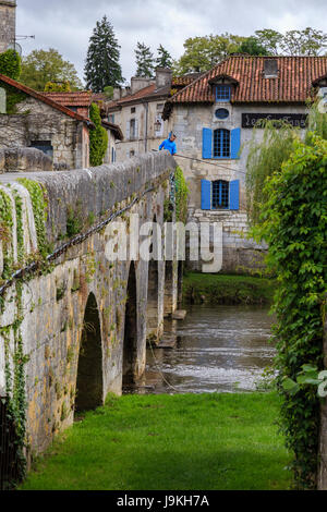 France, Dordogne, Bourdeilles, vieux pont sur la Dronne Banque D'Images