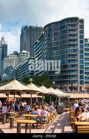 Le café au bord de l'eau restaurants sur la promenade menant à la maison de l'Opéra de Sydney, NSW, Australie. Banque D'Images