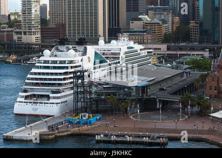 Grand bateau de croisière amarré au terminal international dans le port de Sydney, Nouvelle-Galles du Sud, Australie. Banque D'Images