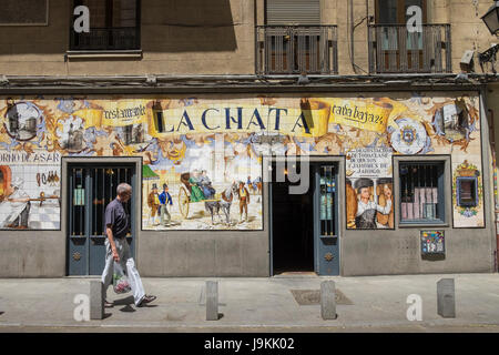 Restaurante La Chata, ornée de carreaux de couleur sur la façade avant, Calle Cava Baja, 24, 28005 Madrid, Espagne Banque D'Images