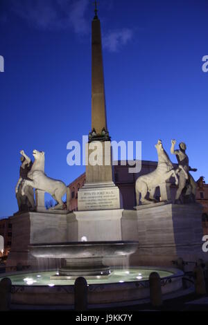 La Piazza del Quirinale avec Palais du Quirinal et la fontaine des Dioscures à Rome, Latium, Italie. Banque D'Images